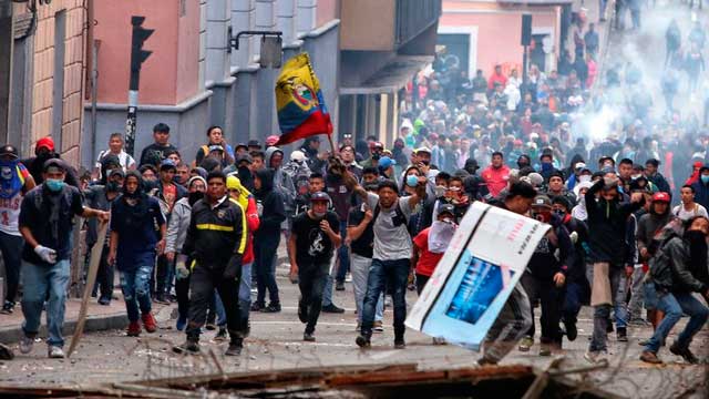 Ecuador: exigen a periodistas desalojar Carondelet, mientras indígenas ingresan a Quito